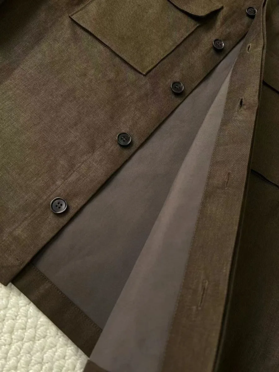 Тёмно-коричневая рубашка Zegna на модели спереди с двумя карманами и длинными рукавами