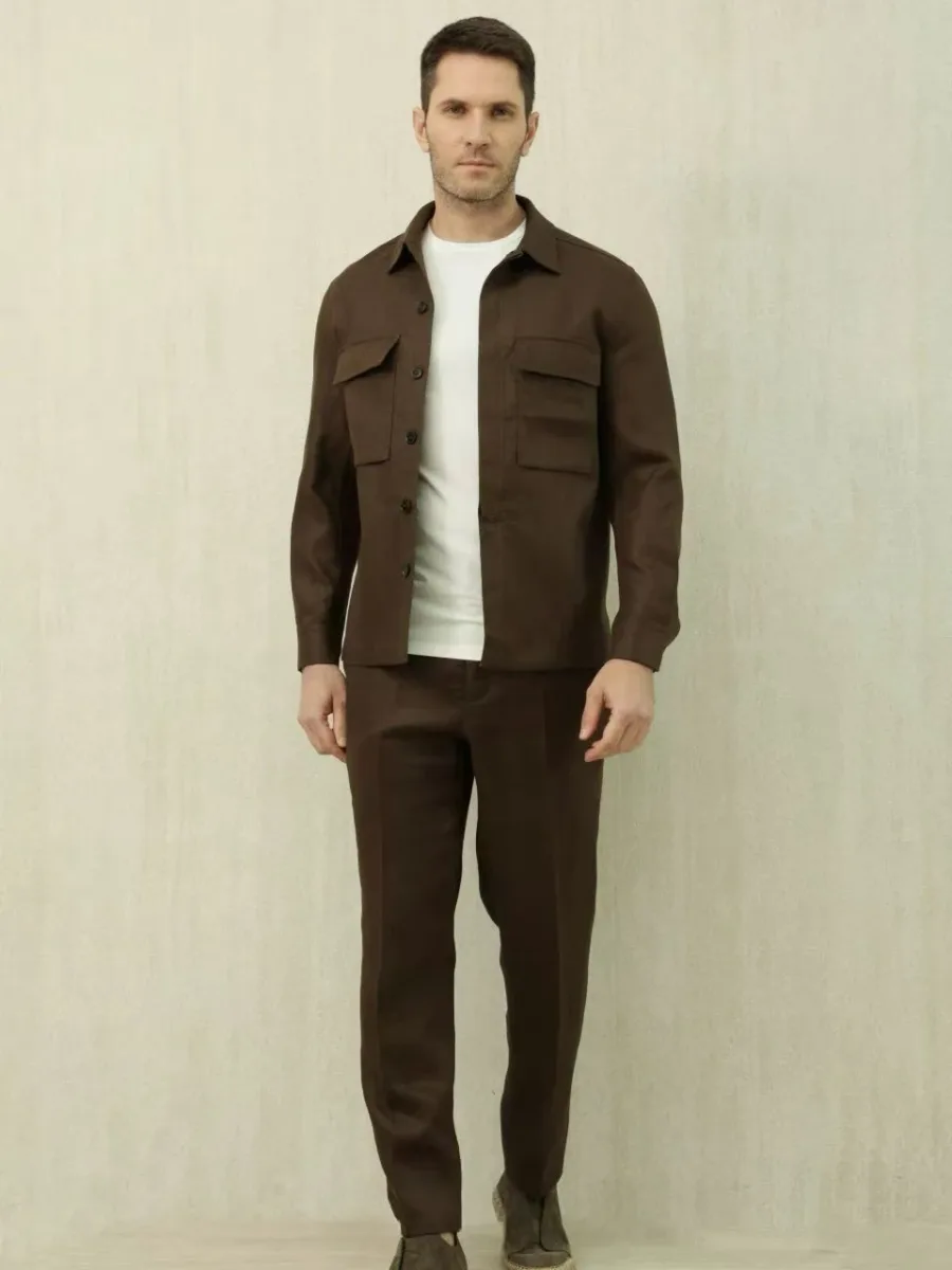 Тёмно-коричневая рубашка Zegna на модели под углом с поднятой рукой и двумя нагрудными карманами
