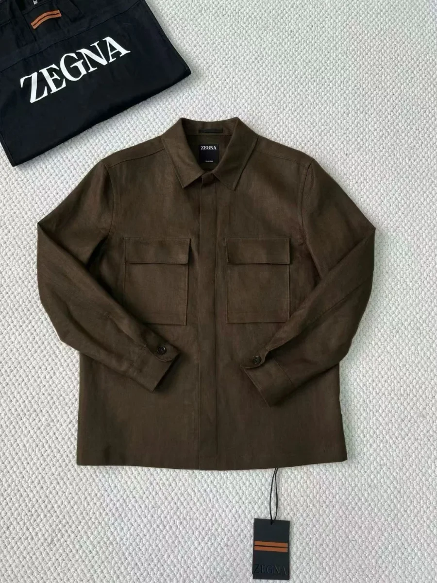 Тёмно-коричневая рубашка Zegna спереди с отложным воротником и двумя нагрудными карманами