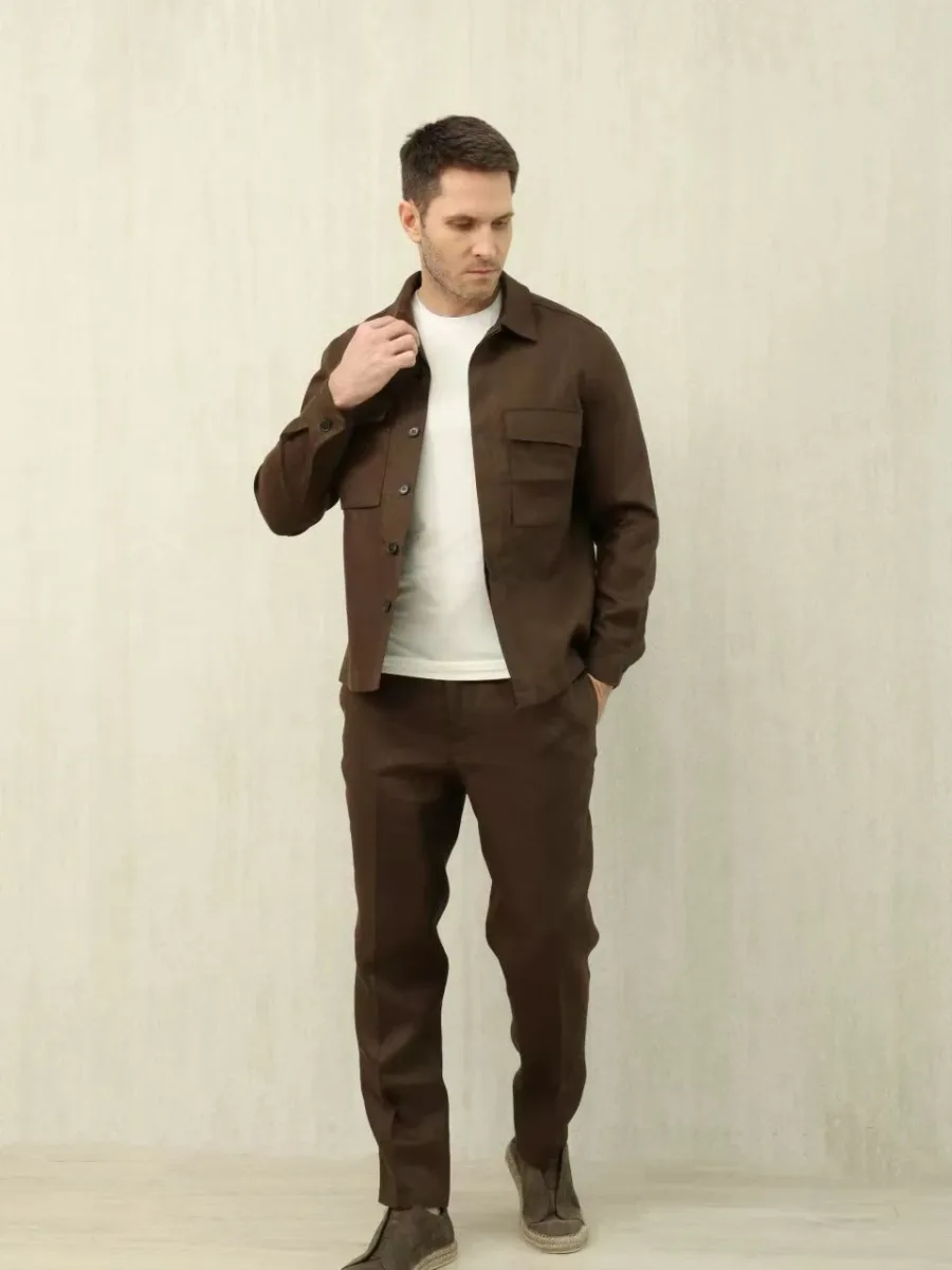 Тёмно-коричневая рубашка Zegna сзади на модели с прямой спинкой и длинными рукавами