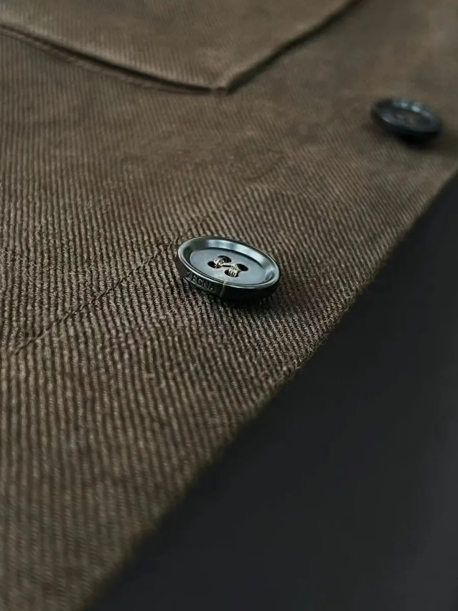 Тёмно-коричневая рубашка Zegna на модели в три четверти с отложным воротником и карманами