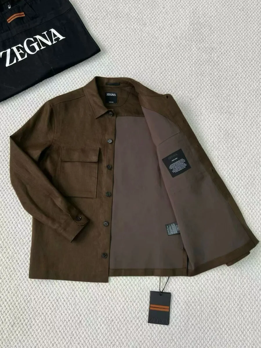 Тёмно-коричневая рубашка Zegna в раскрытом виде с внутренней подкладкой и рядом пуговиц