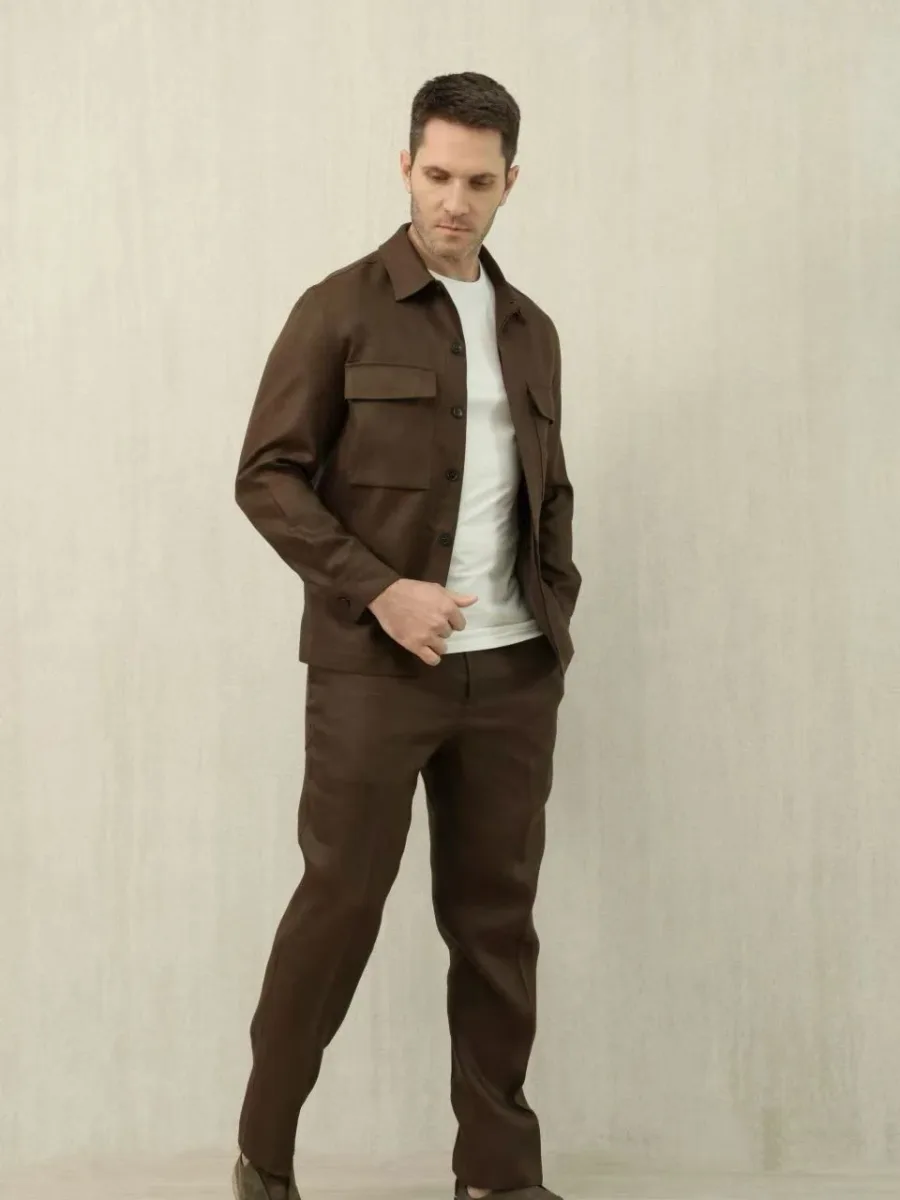 Тёмно-коричневая рубашка Zegna на модели спереди с застёжкой на пуговицы и двумя карманами