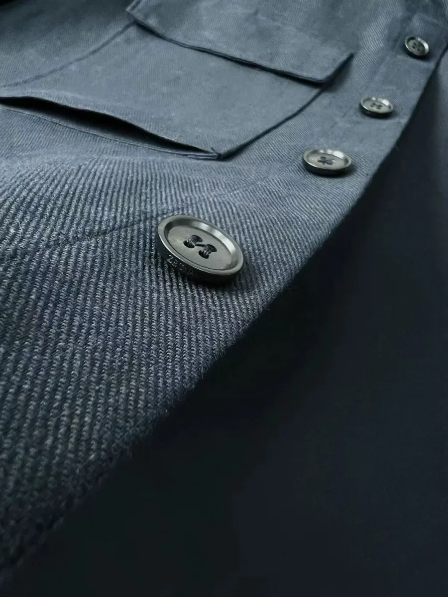 Рубашка Zegna на модели, вид спереди, застёжка на пуговицы и накладные карманы на груди
