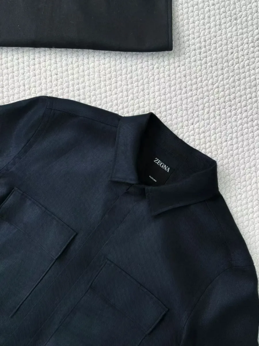 Рубашка Zegna под углом, крупный вид воротника и накладного нагрудного кармана