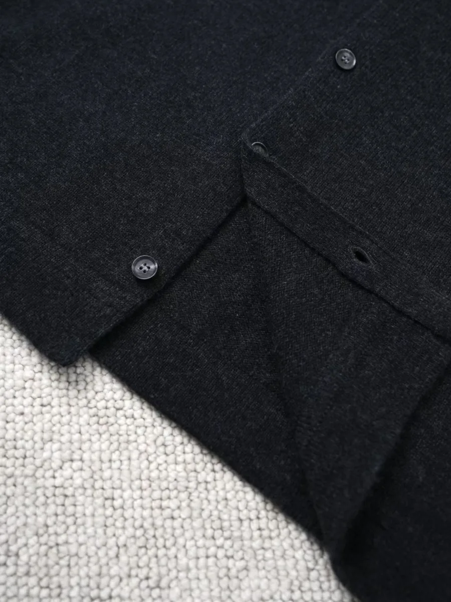 Деталь рукава чёрного жакета-рубашки Zegna с манжетой и двумя пуговицами