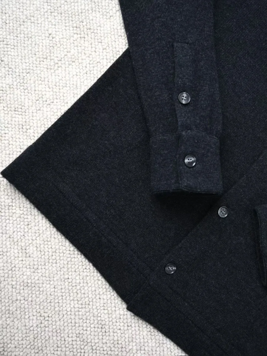 Фрагмент передней планки чёрного жакета-рубашки Zegna с воротником и рядом пуговиц