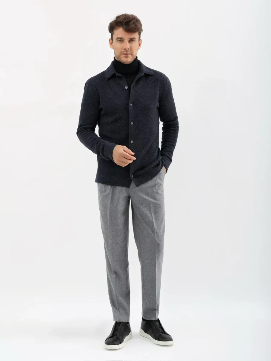 Чёрный жакет-рубашка Zegna на модели в переднем ракурсе с частично расстёгнутым воротником
