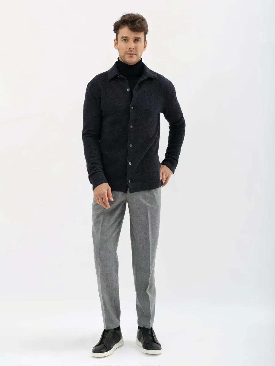 Чёрный жакет-рубашка Zegna на модели сзади с длинными рукавами и прямым нижним краем