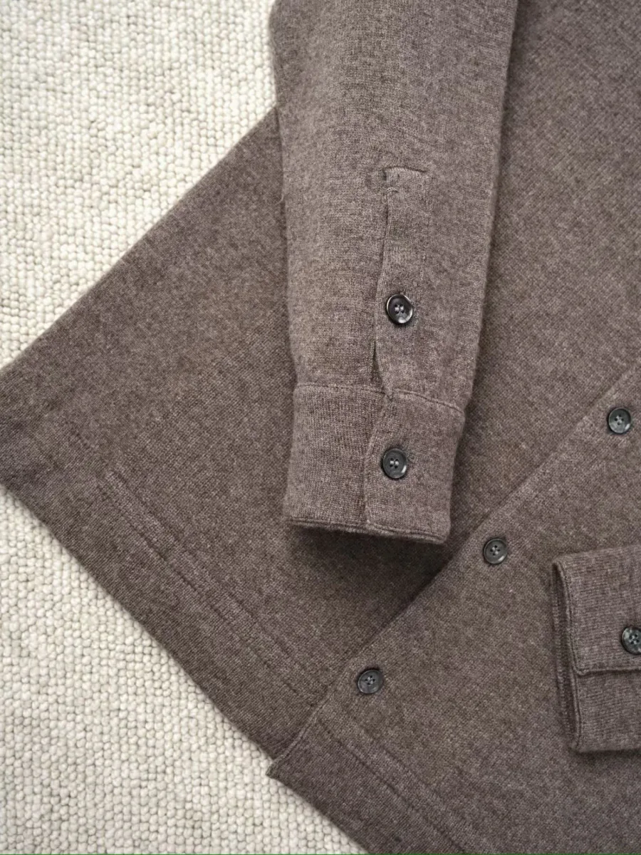 Деталь рукава Zegna жакета-рубашки с манжетой, двумя пуговицами и аккуратной строчкой