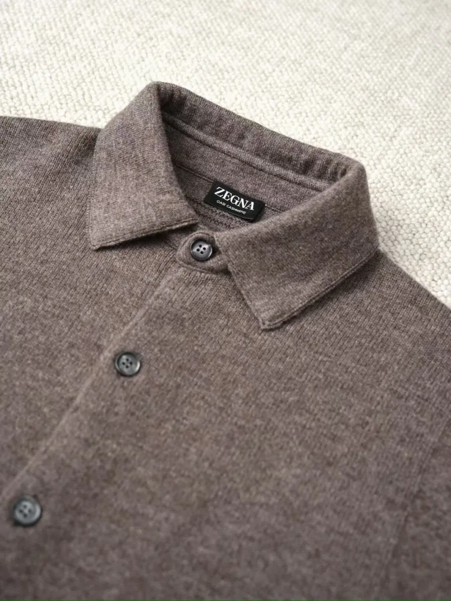 Крупный вид воротника и верхней части Zegna жакета-рубашки с видимой фактурой ткани и пуговицами