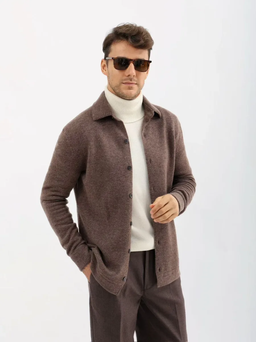 Zegna жакет-рубашка серо-коричневого цвета на модели спереди, с воротником и нагрудными карманами