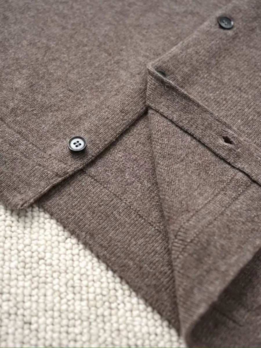 Крупный вид манжеты и пуговицы на рукаве серо-коричневого Zegna жакета-рубашки