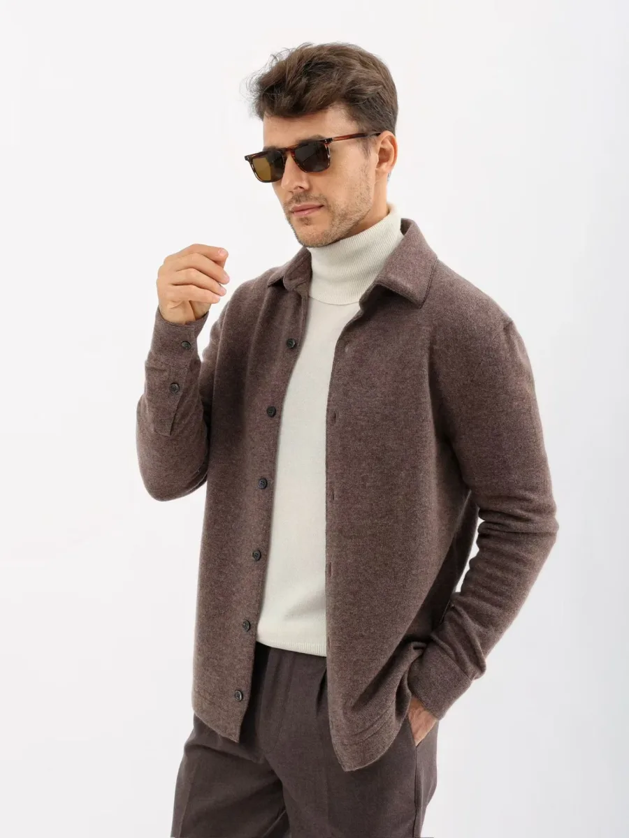 Zegna жакет-рубашка на модели в ракурсе три четверти с отложным воротником и застёжкой на пуговицы
