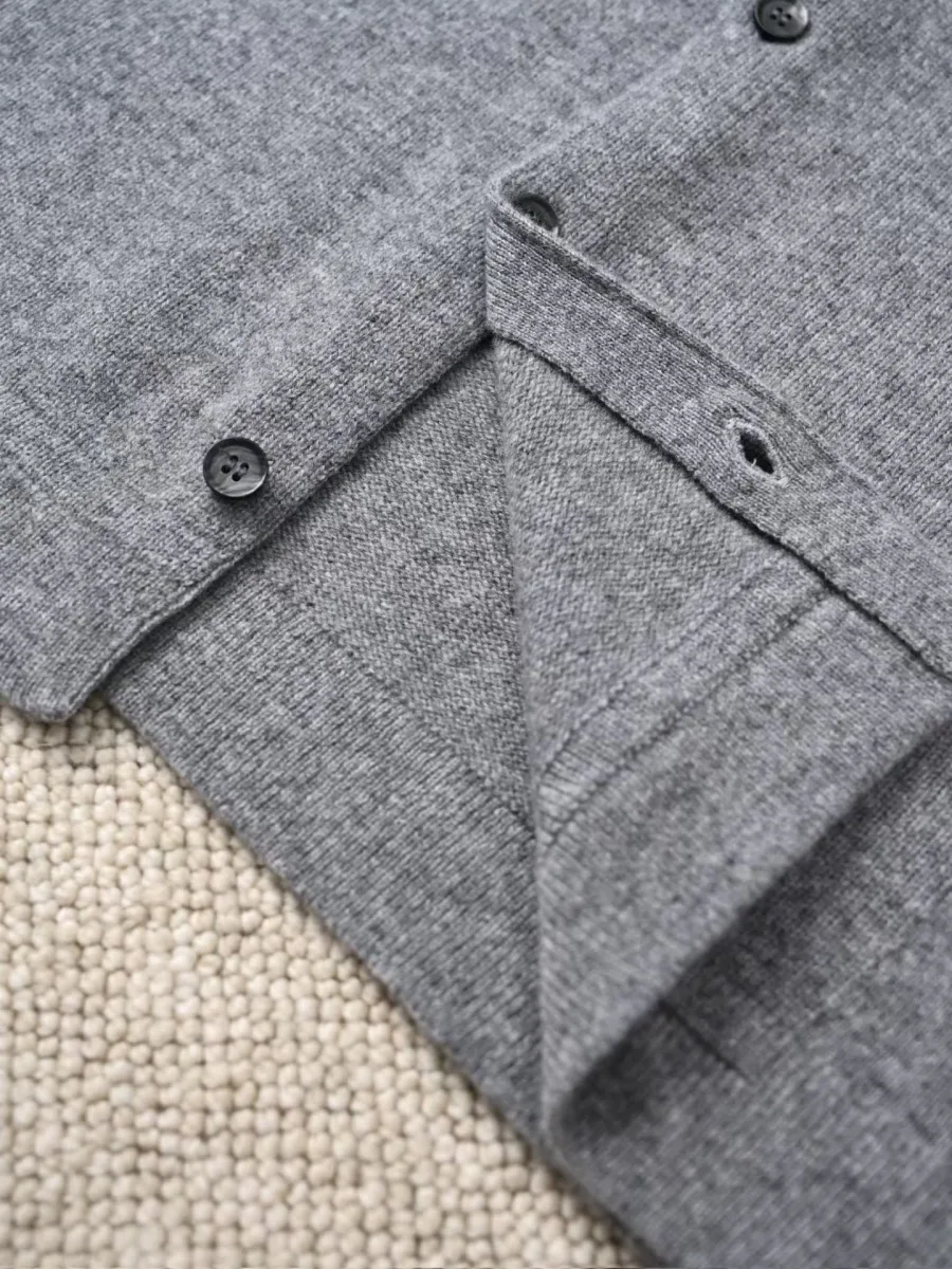 Деталь серого кашемирового жакета-рубашки Zegna с манжетой, пуговицами и аккуратной строчкой