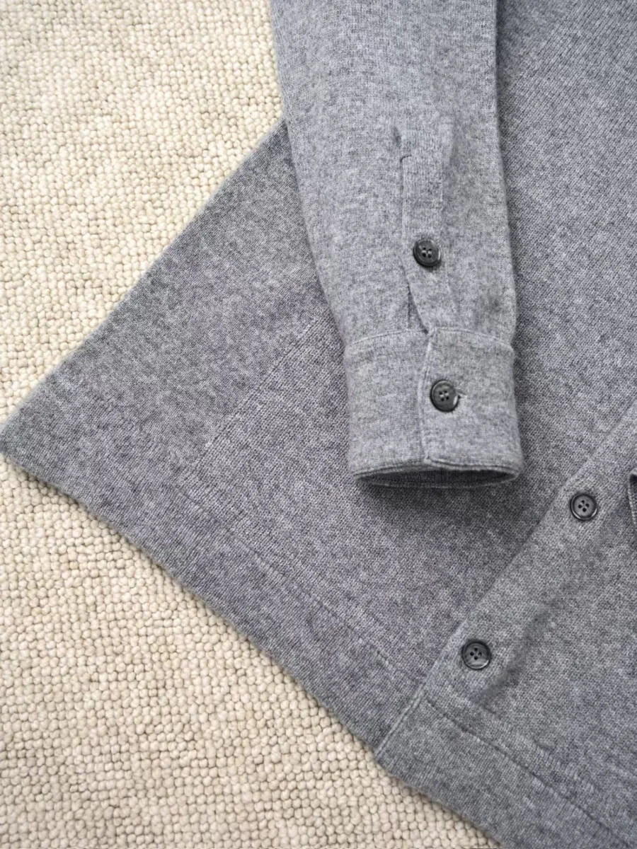Серый жакет-рубашка Zegna крупным планом, видны рукав с манжетой и пуговицы застёжки
