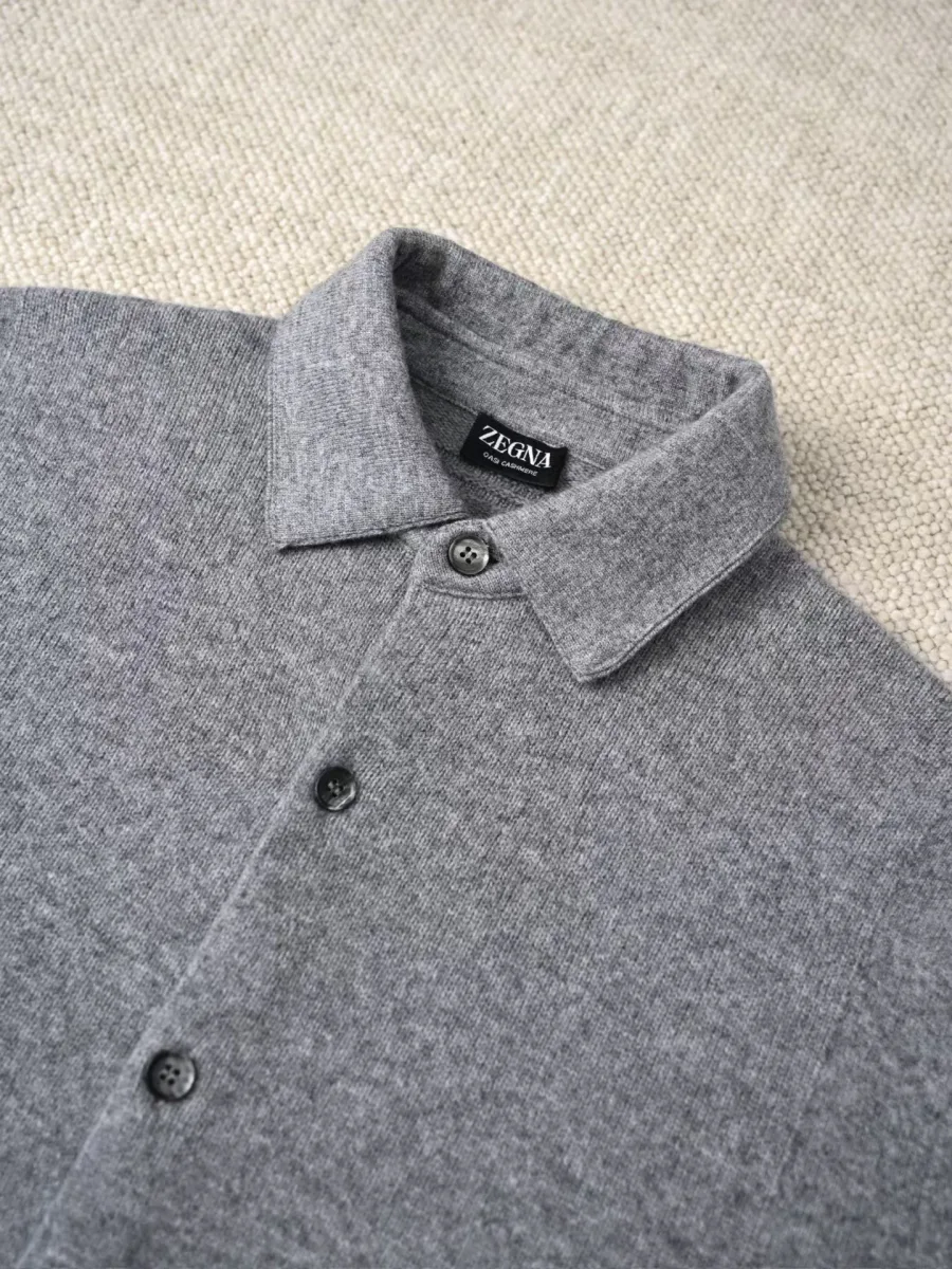 Крупный план серого жакета-рубашки Zegna с воротником, верхней пуговицей и фактурой кашемира