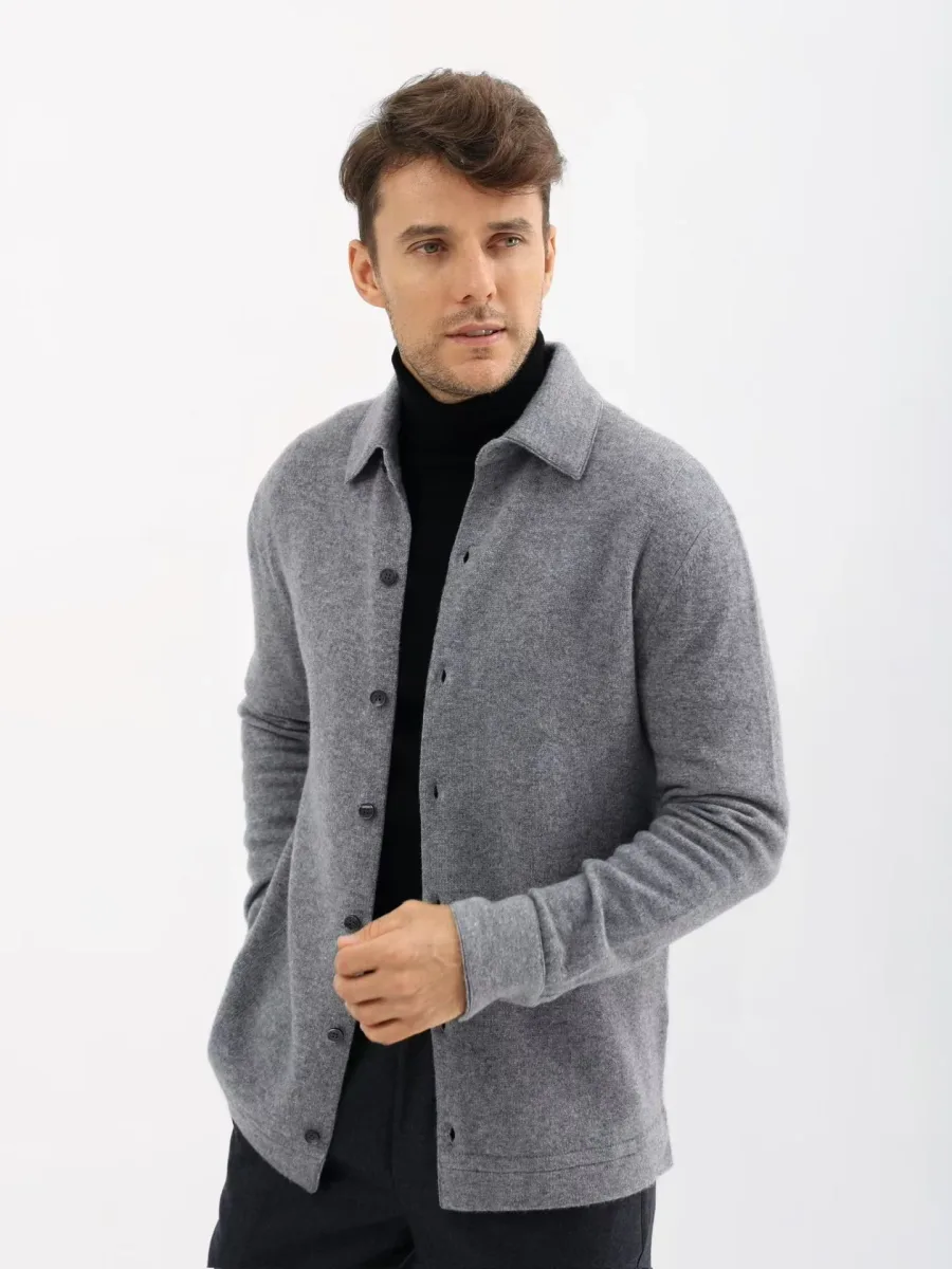 Серый кашемировый жакет-рубашка Zegna на модели в ракурсе три четверти, с застёжкой на пуговицы