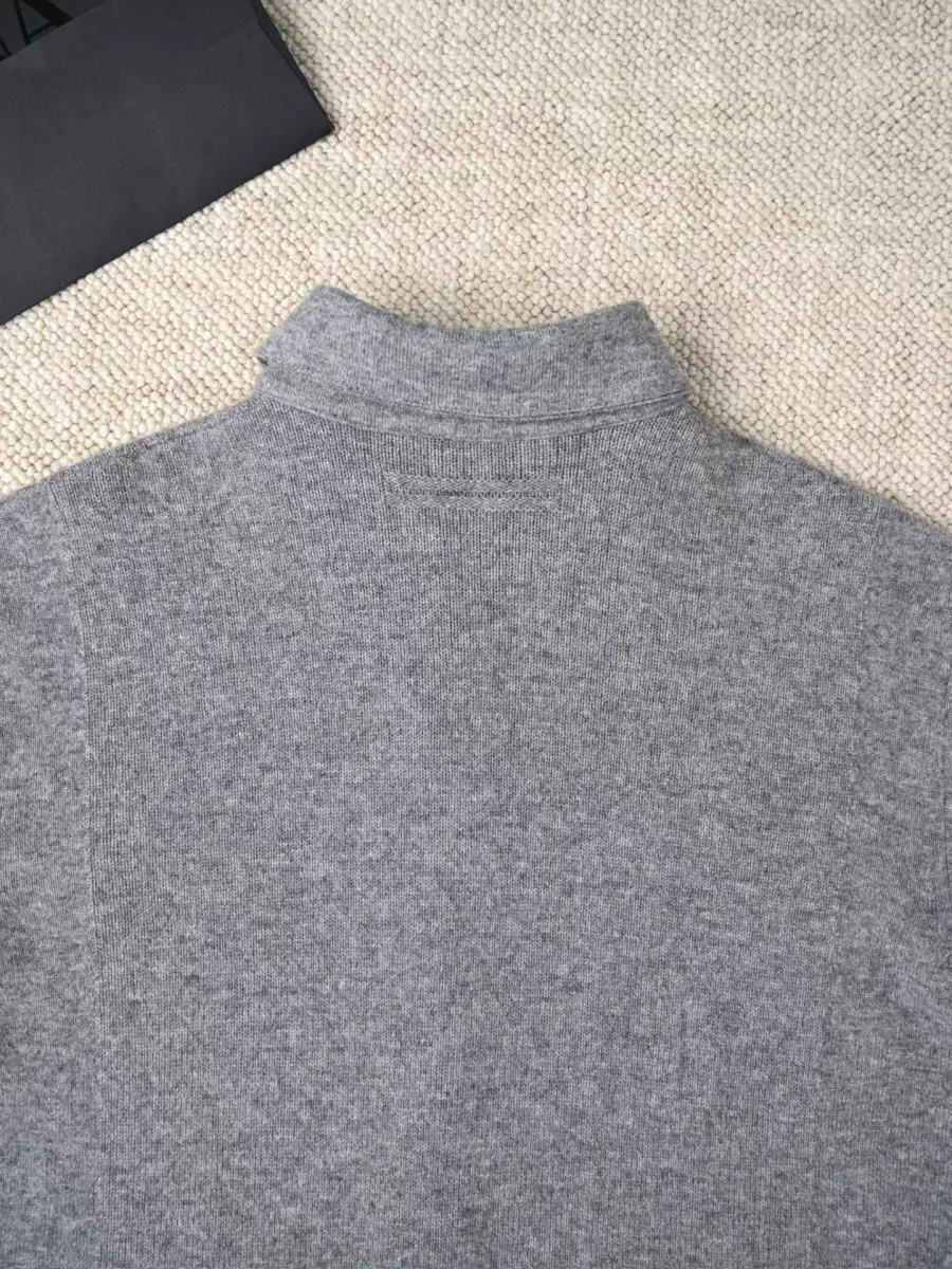 Вид сзади на серый жакет-рубашку Zegna, показаны воротник и ровная линия спинки