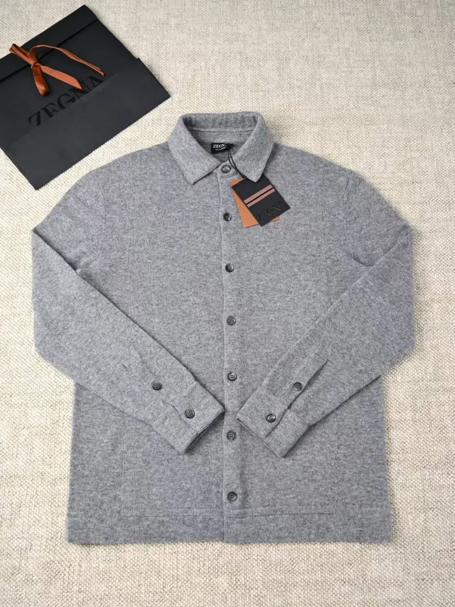 Серый кашемировый жакет-рубашка Zegna спереди, с отложным воротником и застёжкой на пуговицы