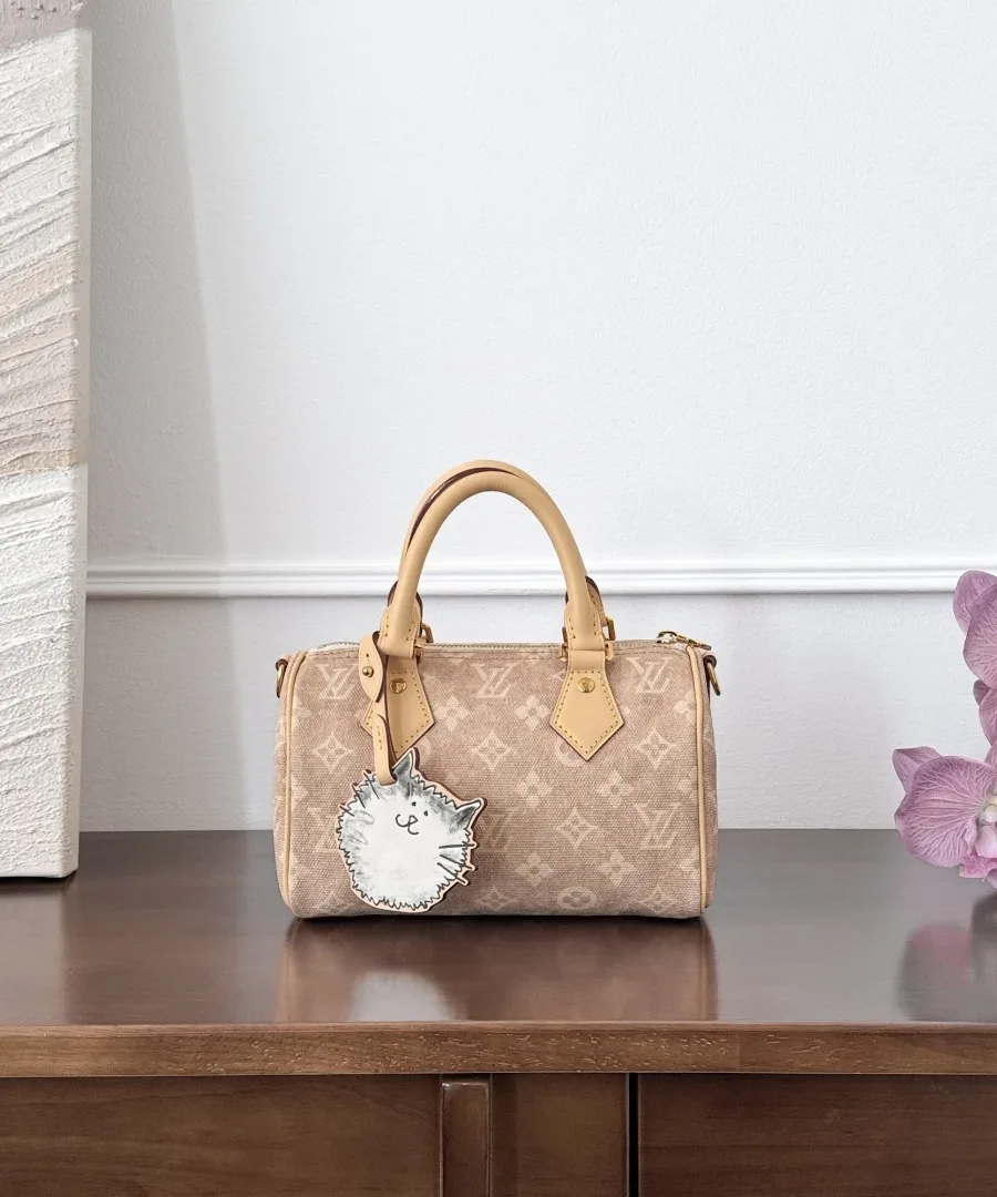 Сумка Speedy 20 бежевого цвета с принтом кошек, вид спереди с кожаным брелоком.