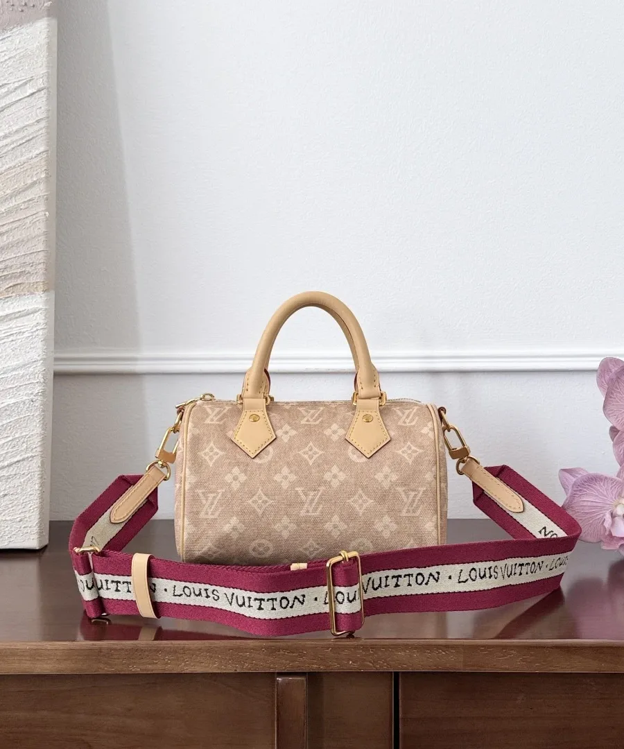 Сумка Speedy 20 с прикрепленным текстильным плечевым ремнем бордового цвета.