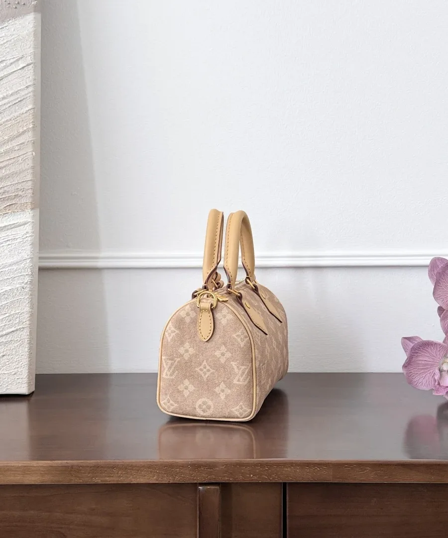 Сумка Speedy 20 бежевого цвета, вид сбоку, демонстрирующий округлую форму.