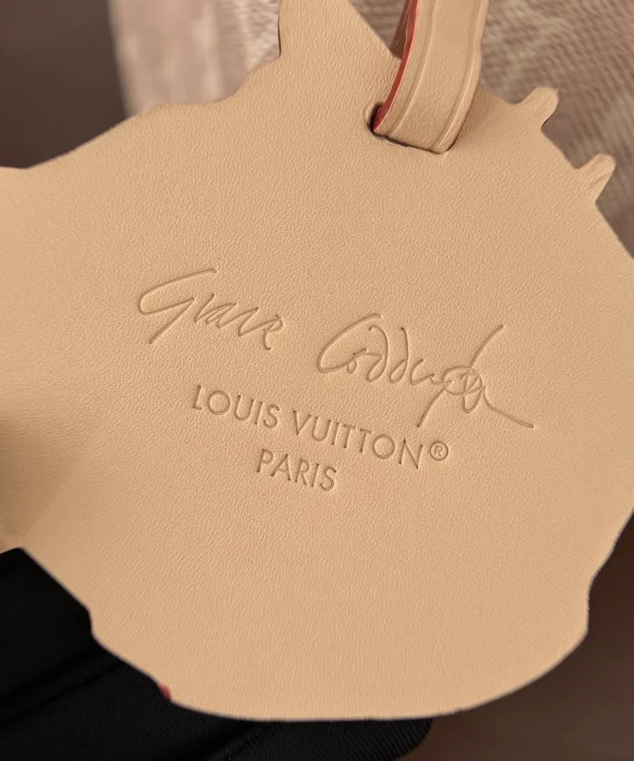 Обратная сторона кожаного брелока с тиснением Grace Coddington и Louis Vuitton.
