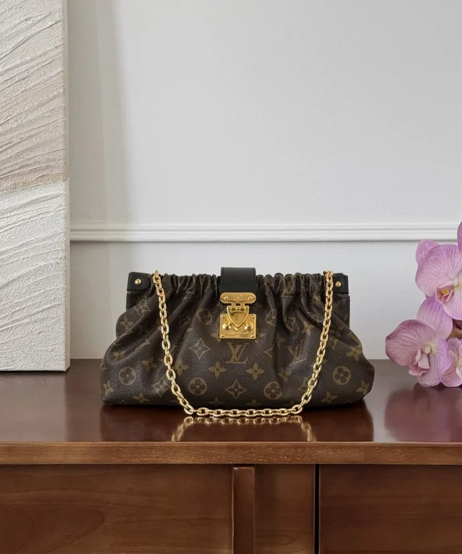 Коричневая сумка Louis Vuitton Pochette S-Lock с узором Monogram, вид спереди с золотистой цепочкой