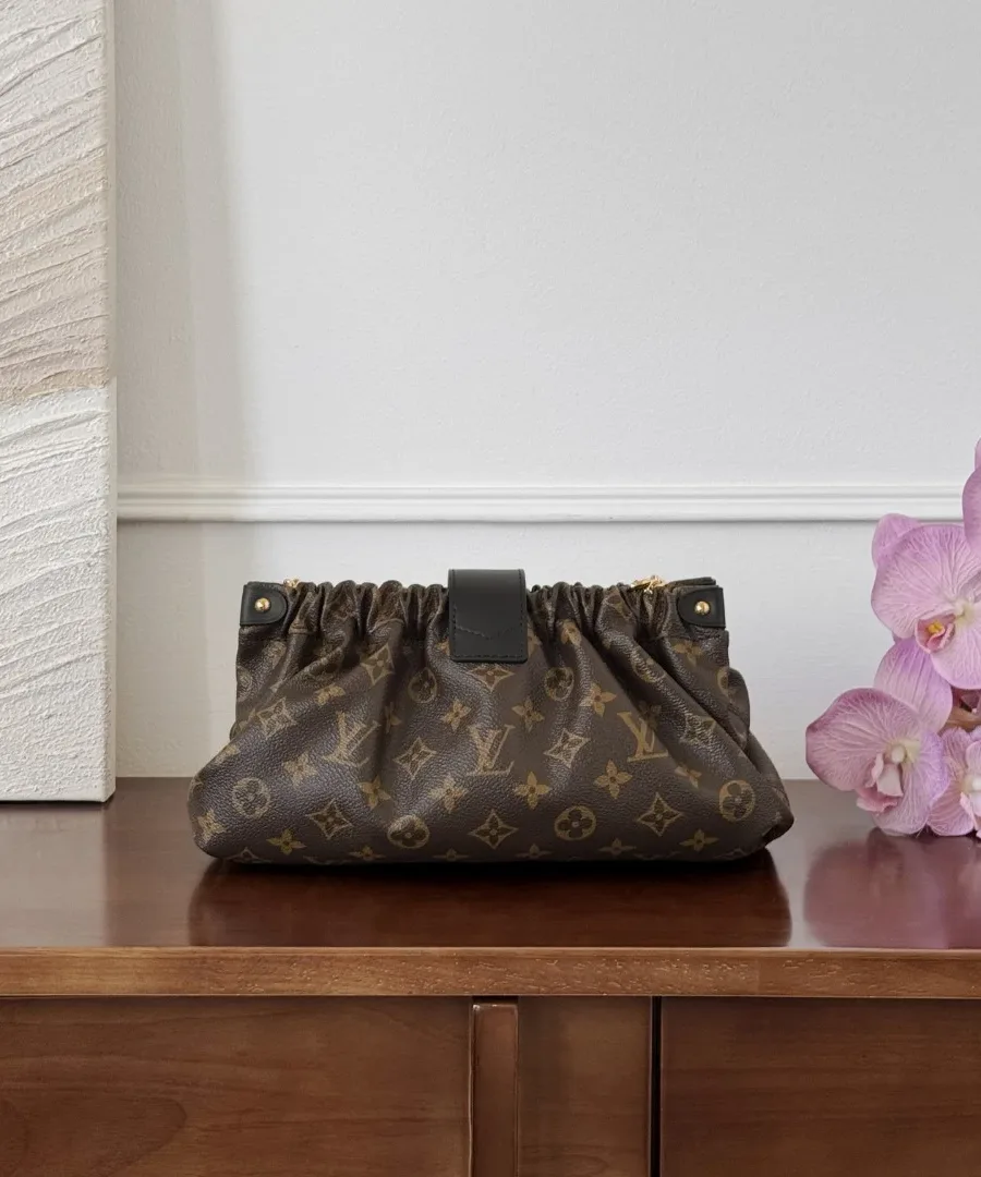 Коричневая сумка Louis Vuitton Pochette S-Lock, вид сзади