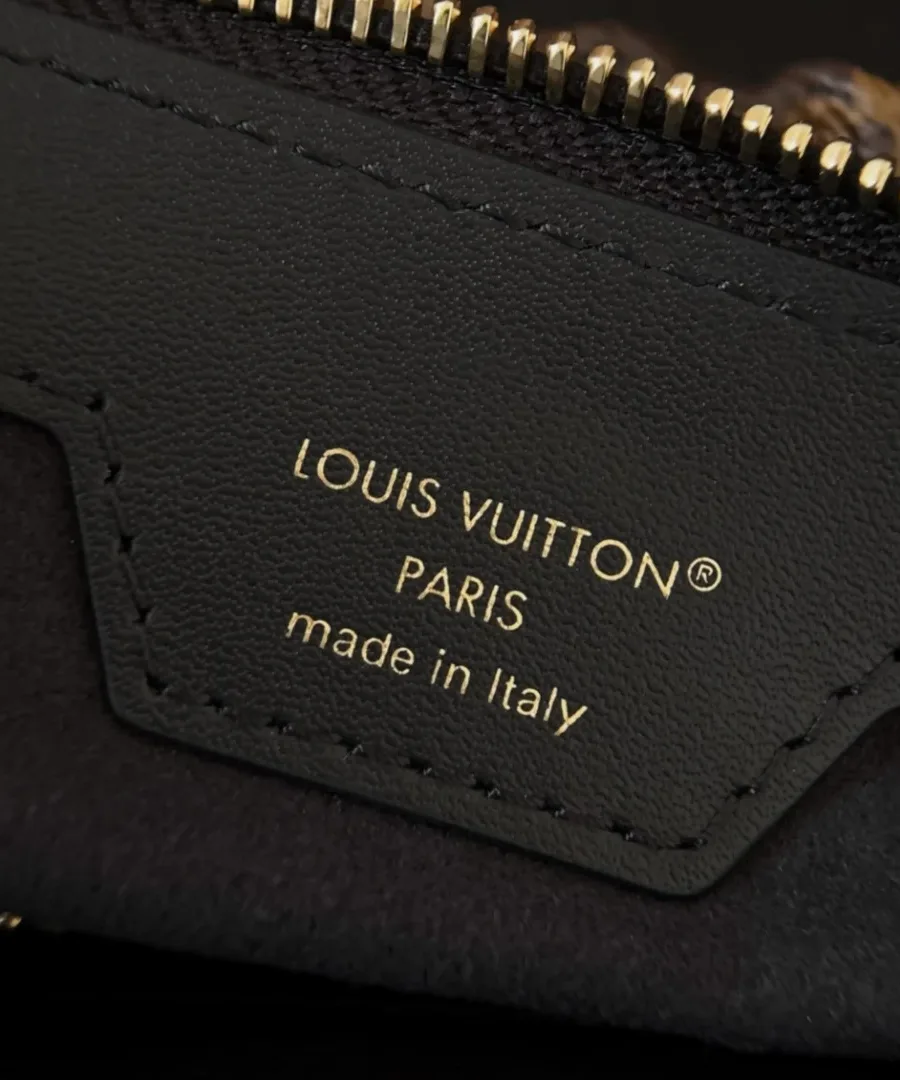 Кожаное тиснение Louis Vuitton Paris made in Italy внутри сумки