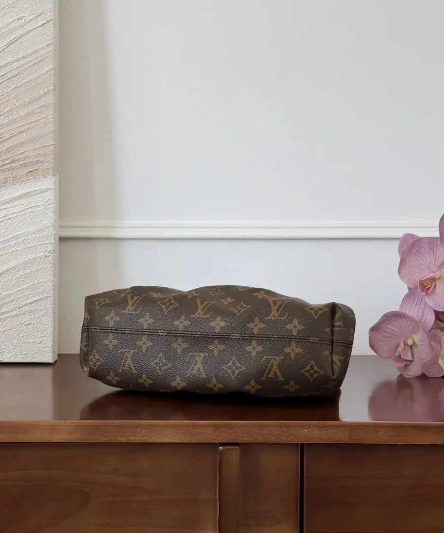 Коричневая сумка Louis Vuitton Pochette S-Lock, вид снизу