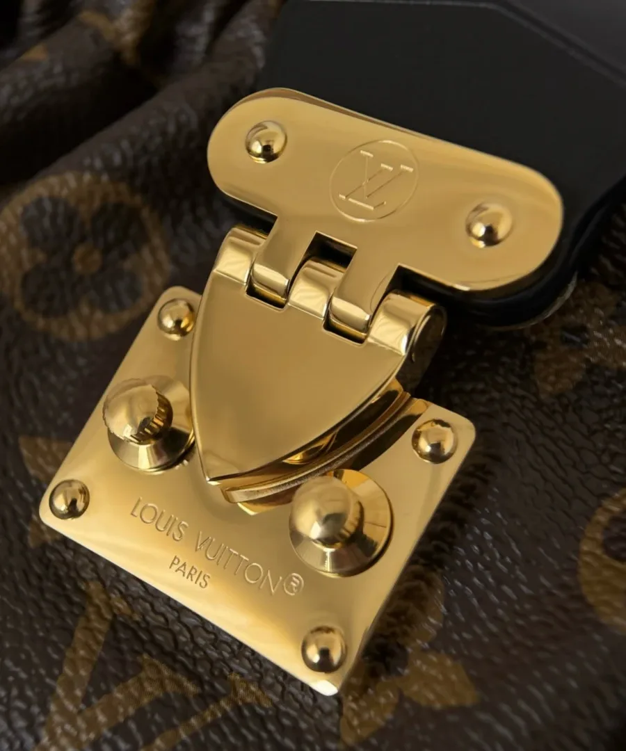 Крупный план золотистого замка S-lock с гравировкой Louis Vuitton