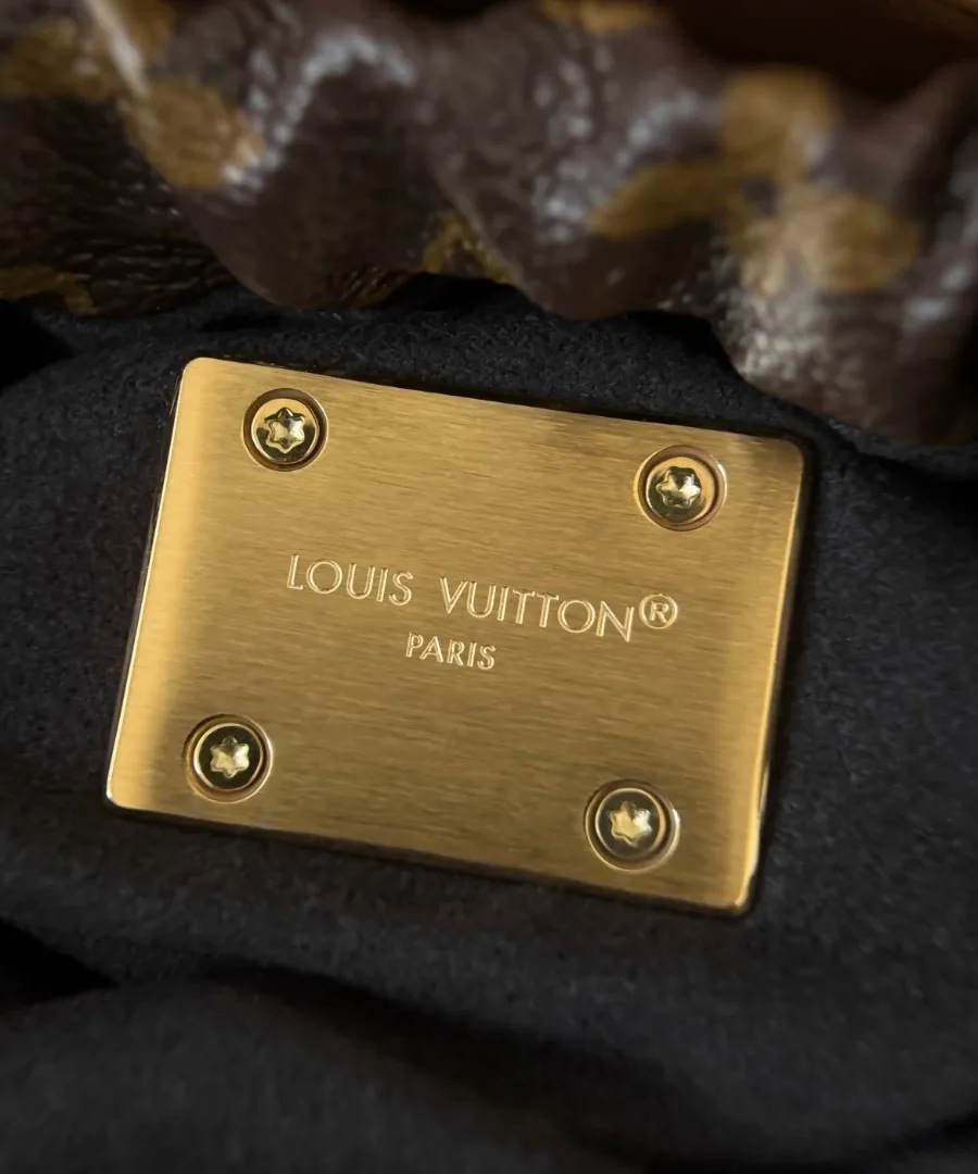 Внутренняя золотистая пластина с гравировкой Louis Vuitton Paris