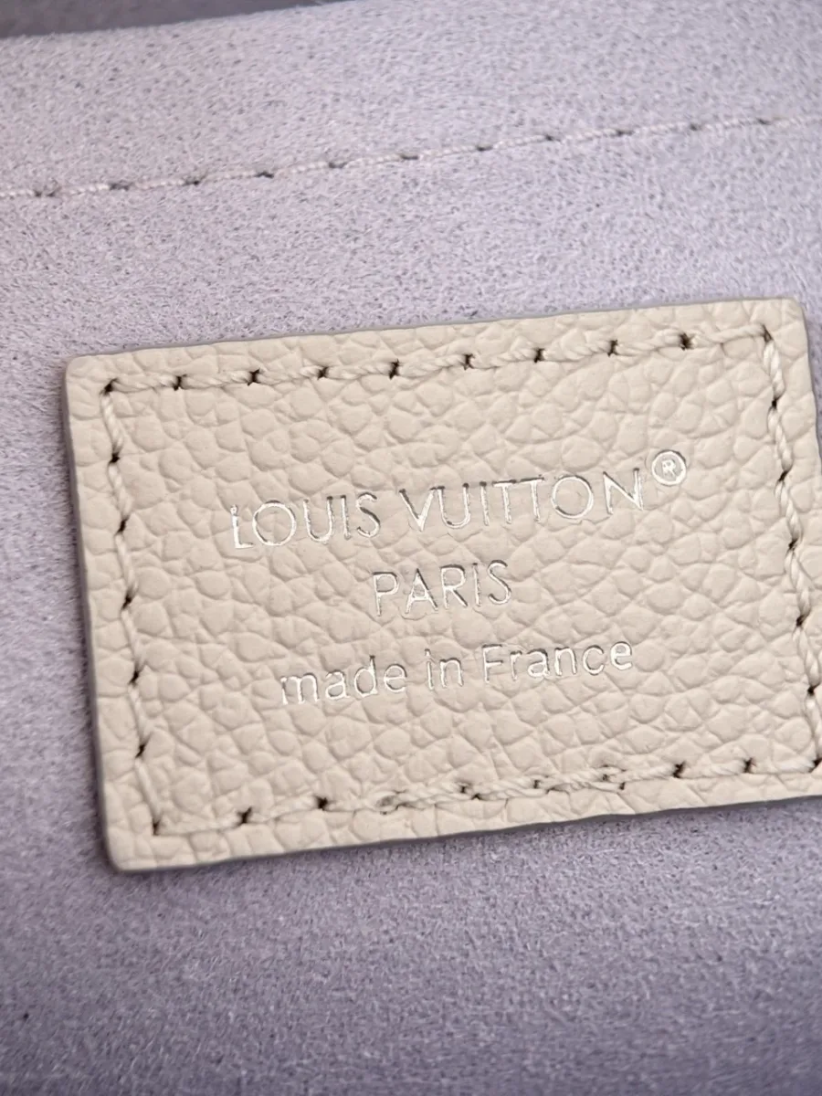 Крупный план внутренней кожаной нашивки с тиснением Louis Vuitton Paris