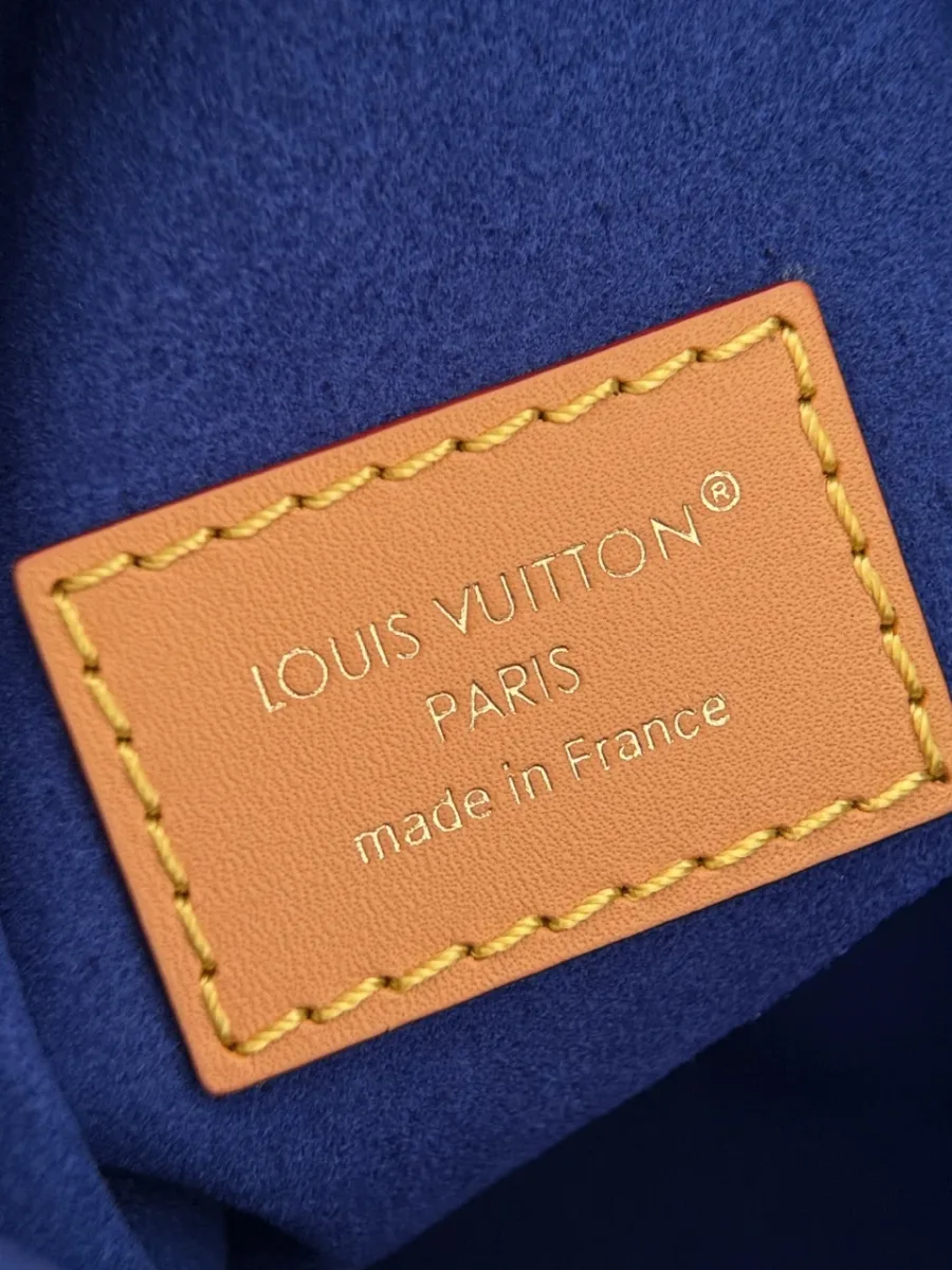 Крупный план внутренней кожаной нашивки Louis Vuitton Paris made in France