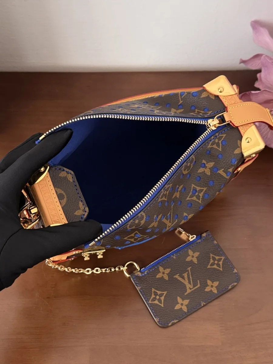 Сумка Louis Vuitton Side Trunk MM, вид сверху на открытое внутреннее отделение с синей подкладкой и мини-кошельком