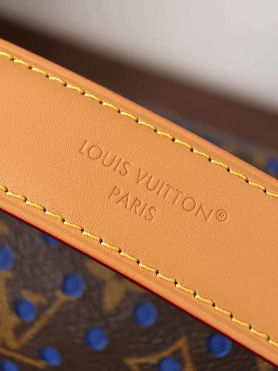 Крупный план кожаного ремня с тиснением Louis Vuitton Paris