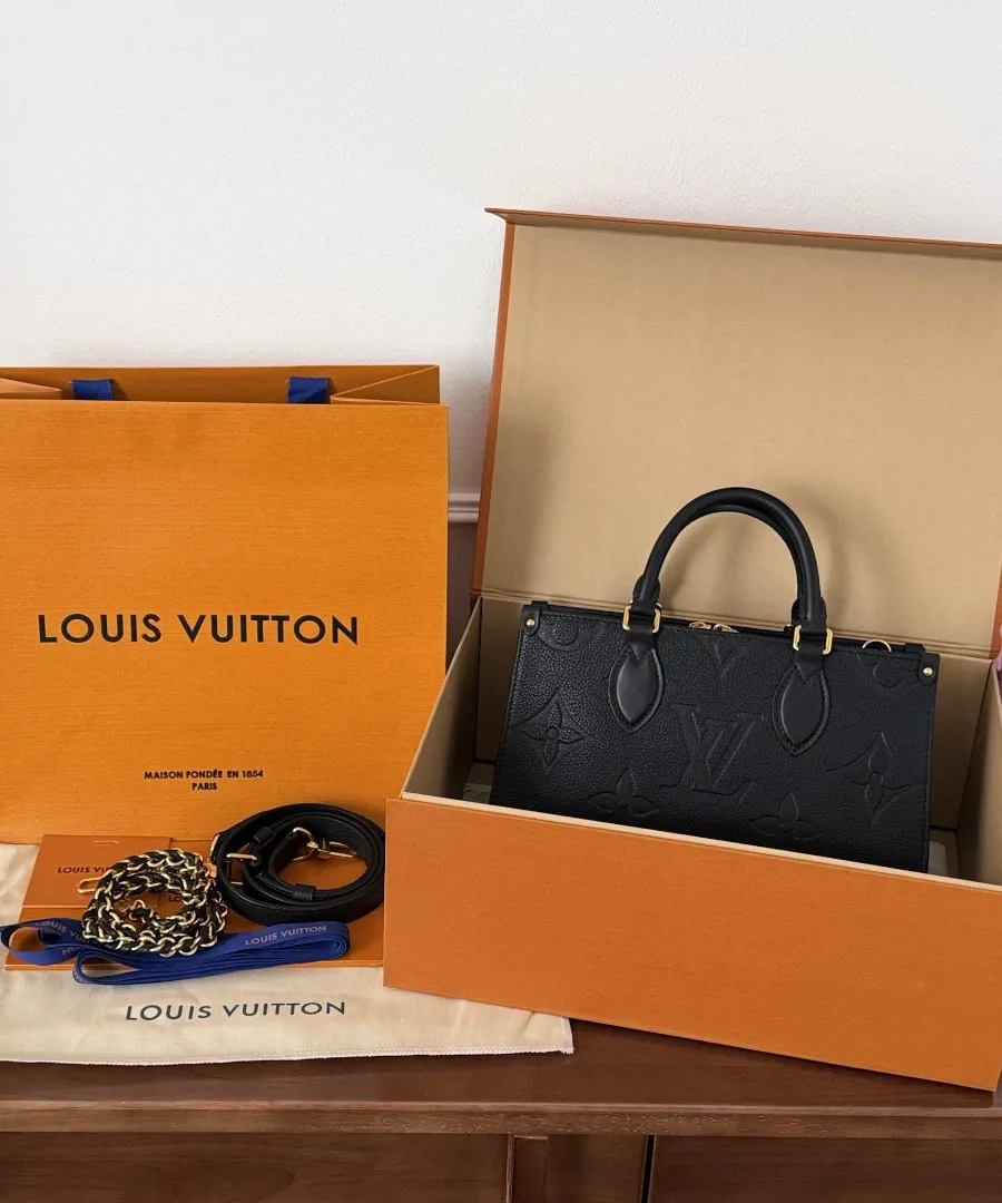 Черная сумка OnTheGo East-West в фирменной коробке Louis Vuitton