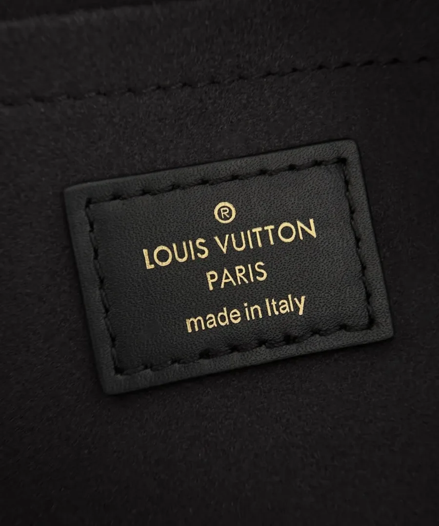 Внутренняя кожаная нашивка с тиснением Louis Vuitton Paris