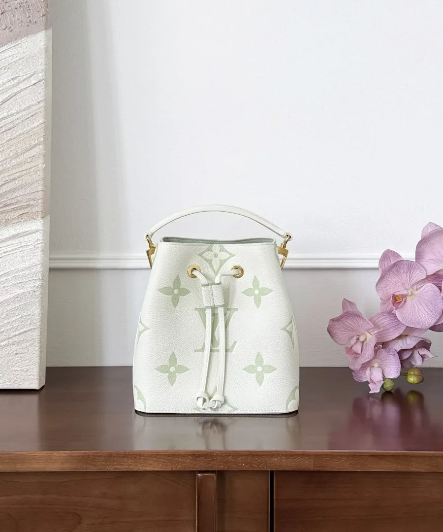 Бело-зелёная сумка-ведро Louis Vuitton NéoNoé BB с короткой ручкой, вид спереди