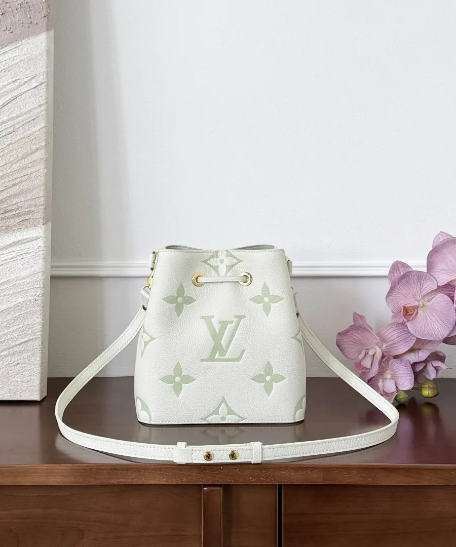 Сумка-ведро Louis Vuitton NéoNoé BB с длинным плечевым ремнём, вид спереди