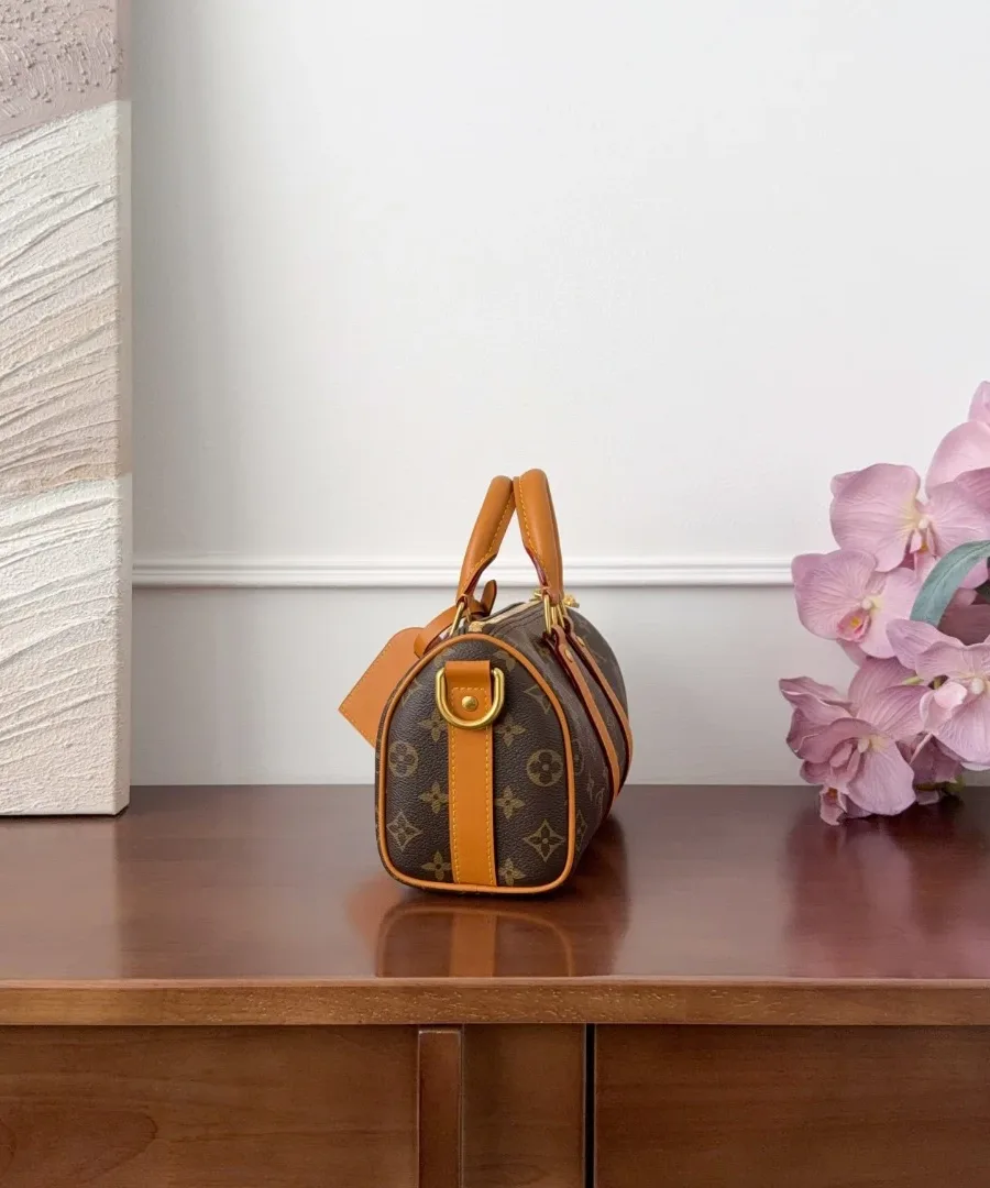 Коричневая сумка-дафл Keepall 25 из канвы Monogram, вид сбоку