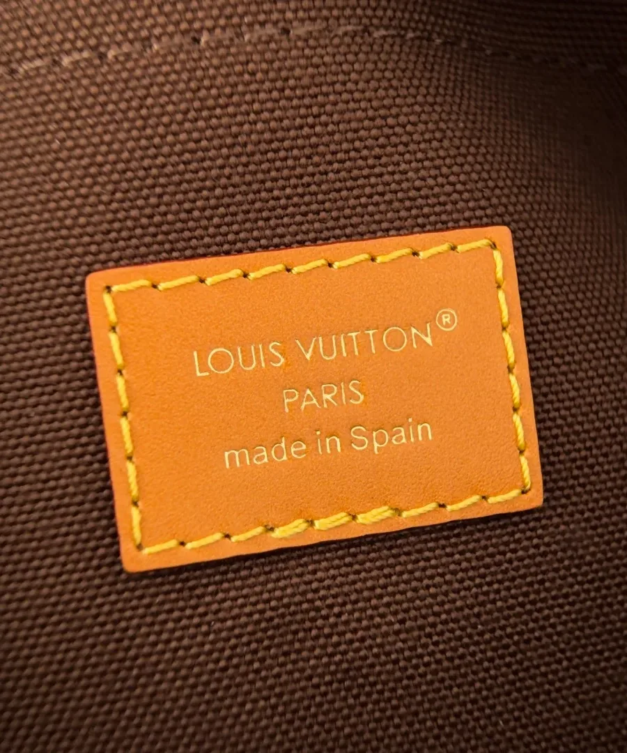 Кожаная нашивка с тиснением Louis Vuitton Paris на внутренней текстильной подкладке
