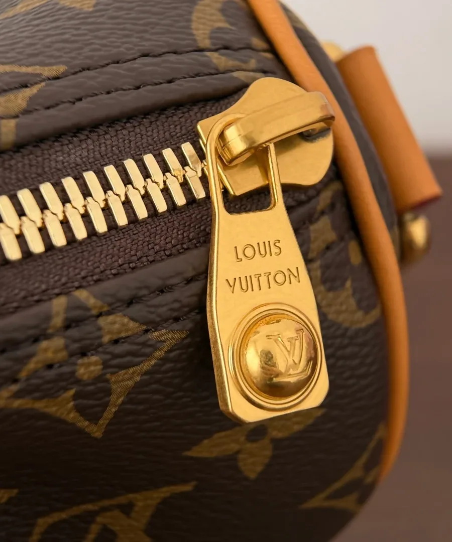 Золотистый металлический пуллер молнии с гравировкой Louis Vuitton