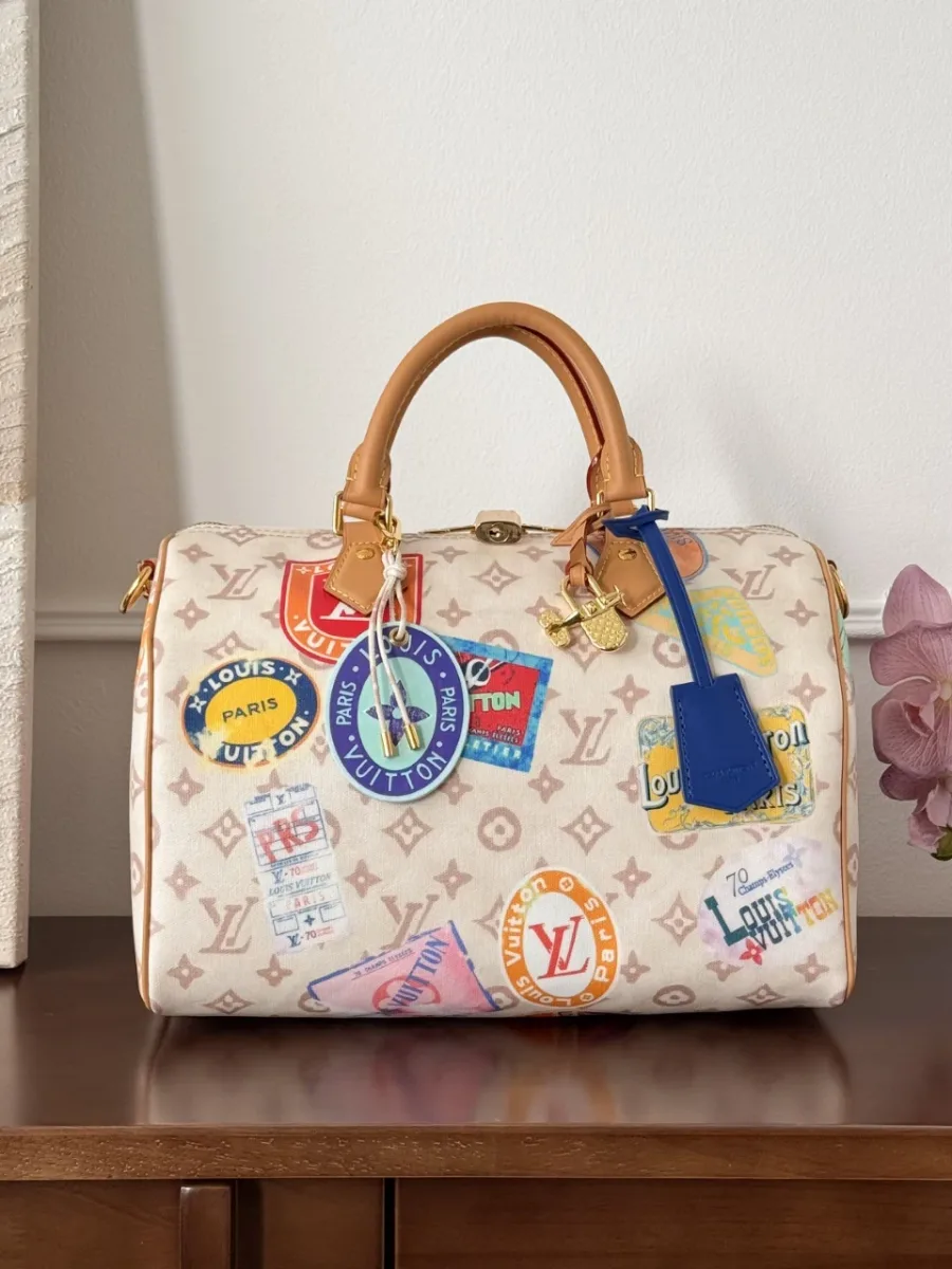Сумка Louis Vuitton Speedy 30 бежевого цвета с разноцветными принтами-марками, вид спереди