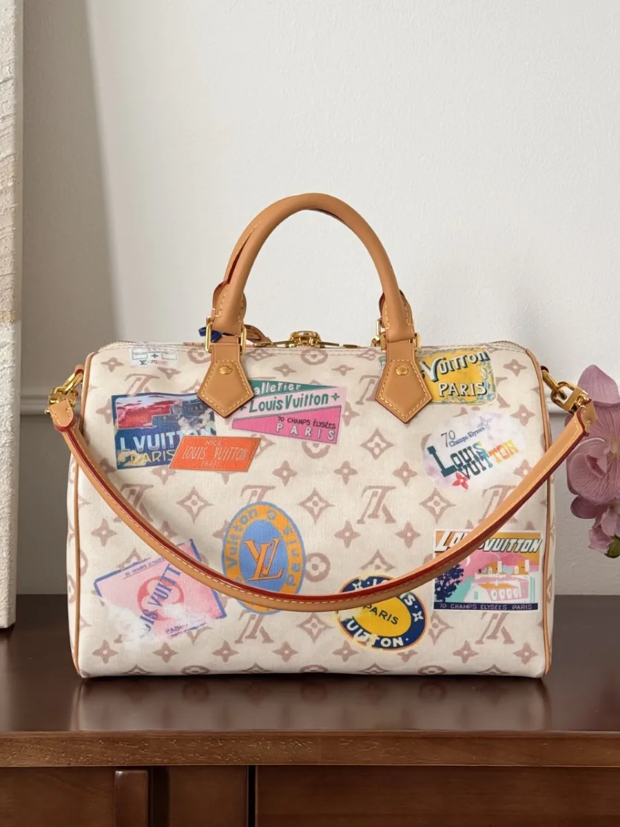 Сумка Louis Vuitton Speedy 30 с прикрепленным плечевым ремнем, вид спереди