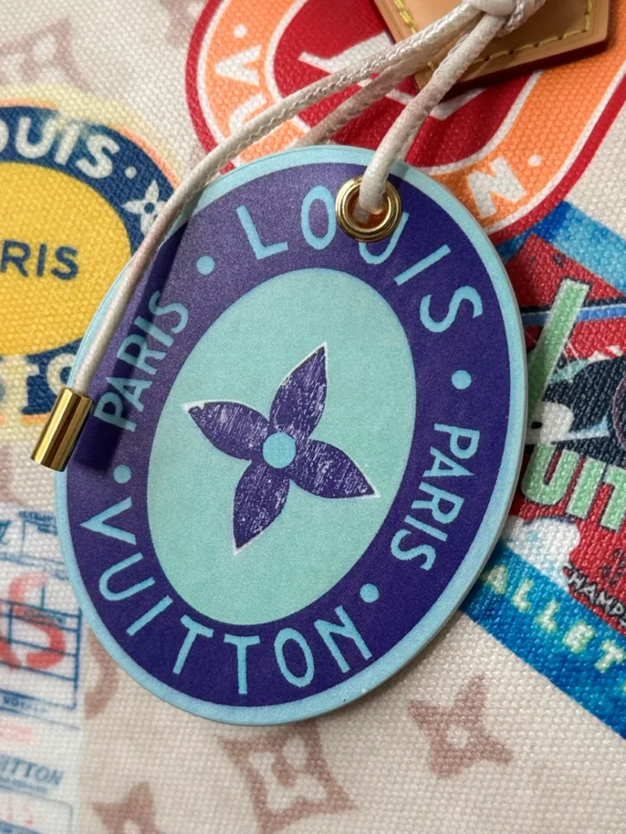 Крупный план круглой фиолетовой бирки Louis Vuitton Paris