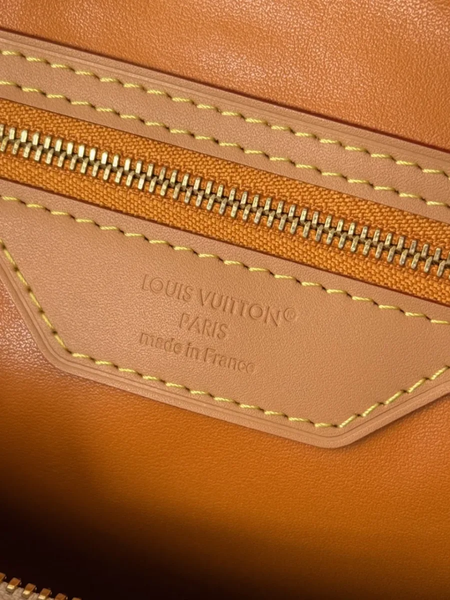 Внутренний кожаный патч с тиснением Louis Vuitton Paris made in France над карманом на молнии