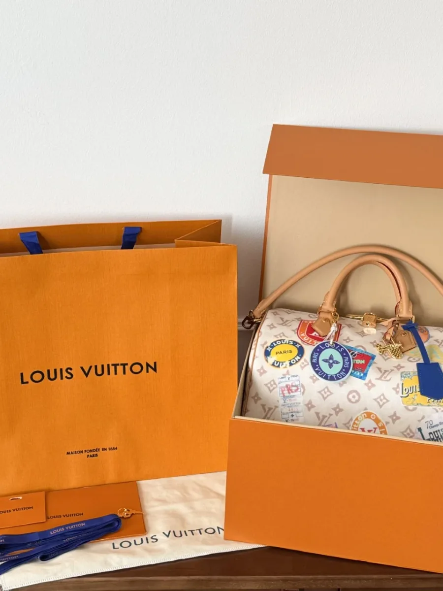 Сумка Louis Vuitton Speedy 30 в фирменной коробке рядом с пыльником и пакетом
